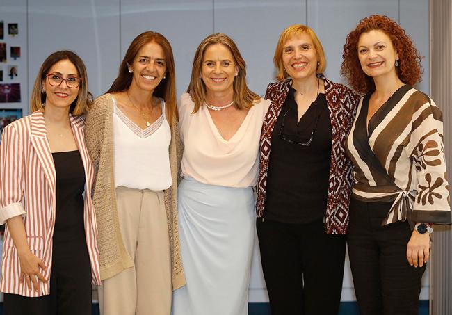 Representantes del centro, durante el acto de entrega del galardón.