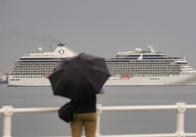 Imagen del crucero atracado en el puerto de Gijón.