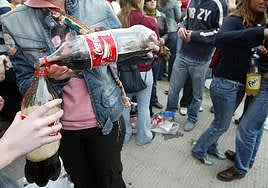 Celebración de una fiesta universitaria con botellón.