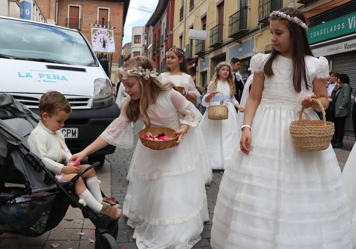 Celebración de la procesión del Corpus Christi en la ciudad de León durante este domingo.