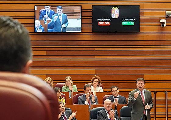 Alfonso Fernández Mañueco interviene en un debate en las Cortes de Castilla y León.