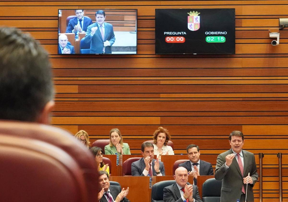 Alfonso Fernández Mañueco interviene en un debate en las Cortes de Castilla y León.