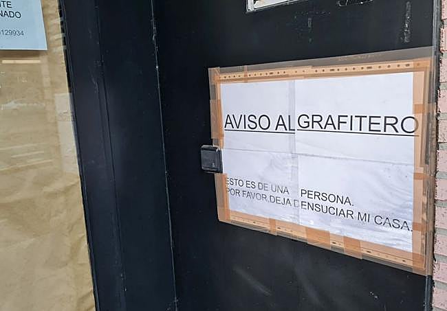 Imagen de uno de los carteles ubicados en la puerta del establecimiento comercial.