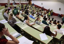 Un aula de la Facultad de Derecho de la Unviersidad de León que acogió los exámenes de la EBAU en la convocatoria ordinaria.