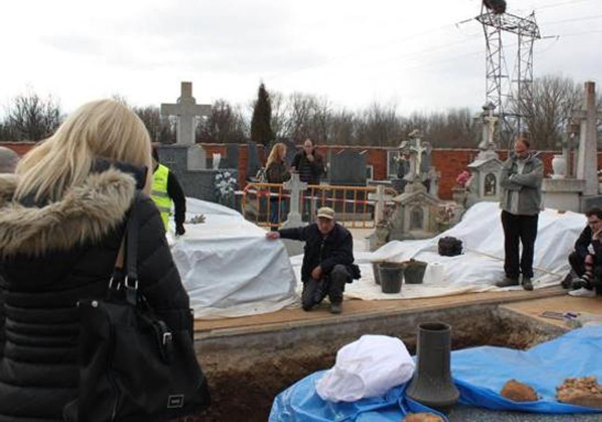 Momento en en el que la ARMH realizaba las exhumaciones en el cementerio de Villadangos