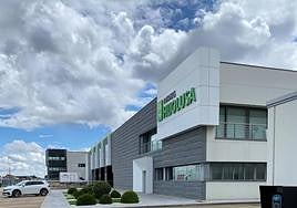 Papatas Hijolusa instala un punto de carga para vehículos eléctricos.