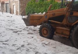 Intensa granizada en La Pola de Gordón que afecta a varias calles del municipio.