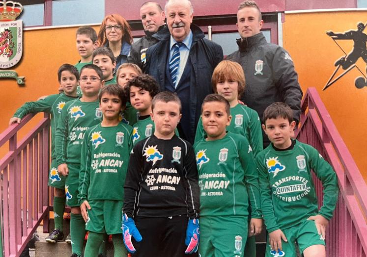 Éder Aller, en el centro, de negro, en la visita de Vicente del Bosque a la UD Benavides.