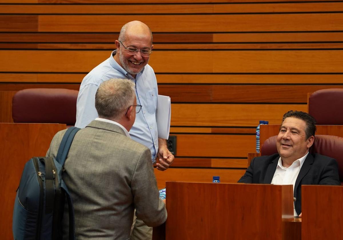 Luis Mariano Santos junto a Igea y otros procuradores en el pleno de las Cortes.