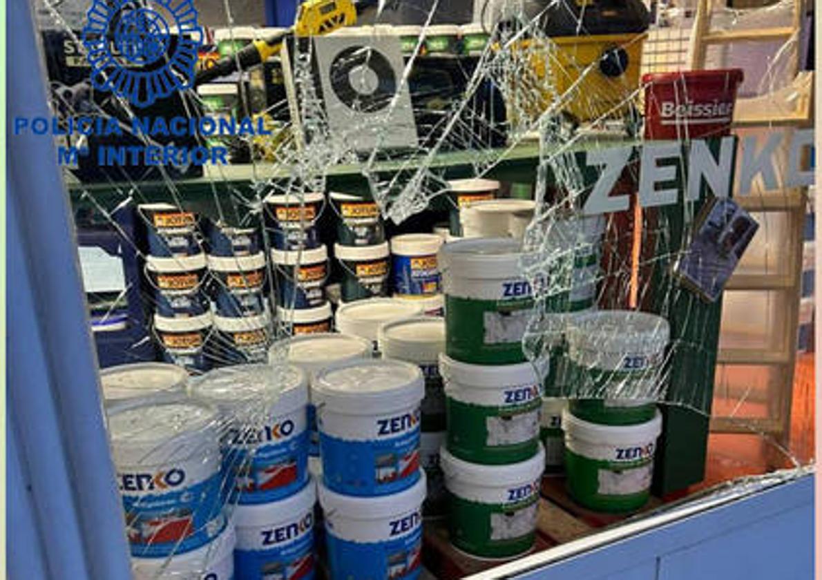 El escaparate de la tienda de pinturas roto por el método del alcantarillazo.