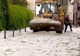 Maquinaria pesada retira el rastro del granizo durante la jornada de este lunes en La Pola de Gordón.