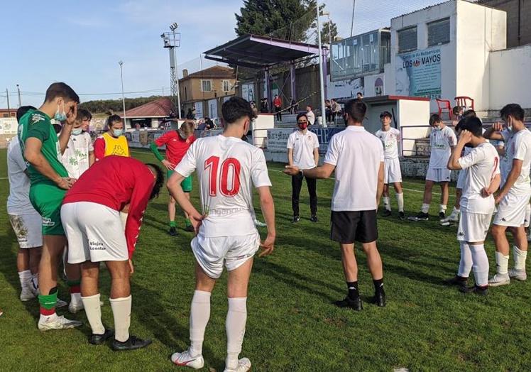 Fran González escucha las instrucciones de su entrenador, Alfonso Trannche, en la temporada 2020/21 con la Cultural.