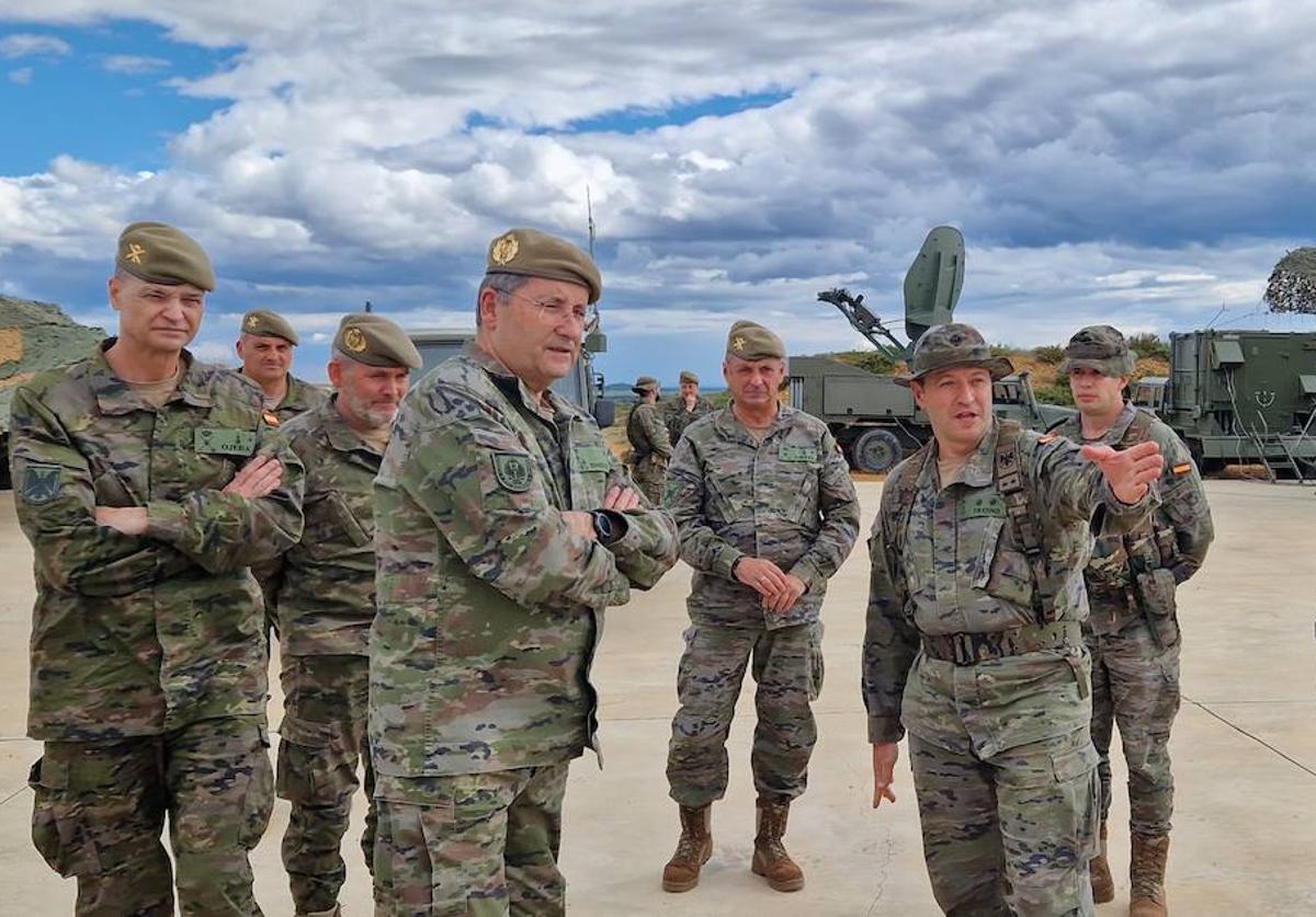 El general de ejército Amador Enseñat y Berea, jefe de Estado Mayor del Ejército de Tierra (JEME), ha realizado una visita al ejercicio «Atlas 23»