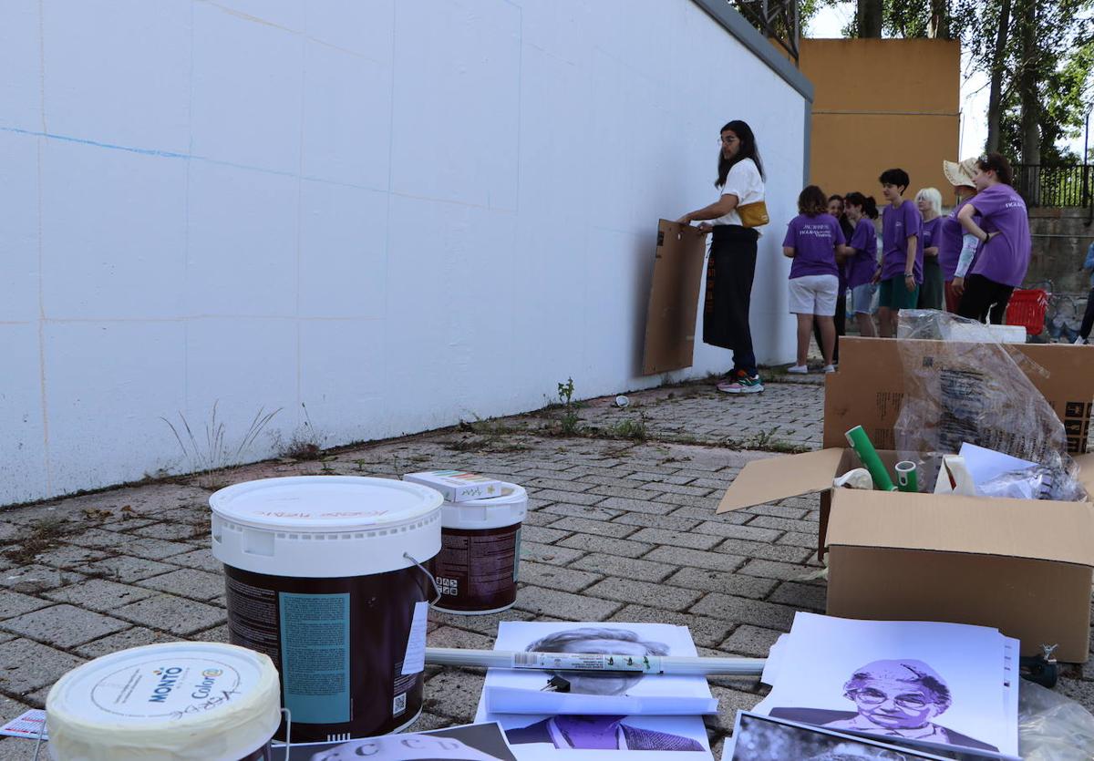 Las alumnas han comenzado a realizar el mural en la mañana de este miércoles.