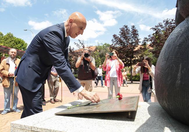 El alcalde de León, José Antonio Diez, asiste a la ofrenda floral en homenaje a los donantes organizada por la Hermandad de Donantes de Sangre León.