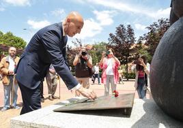 El alcalde de León, José Antonio Diez, asiste a la ofrenda floral en homenaje a los donantes organizada por la Hermandad de Donantes de Sangre León