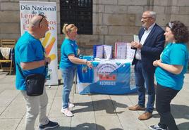 El alcalde de Ponferrada, en el stand de Asorbier en la plaza del Ayuntamiento.