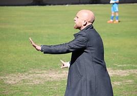 Adrián Benavides da indicaciones en un partido del Juvenil de la Cultural.