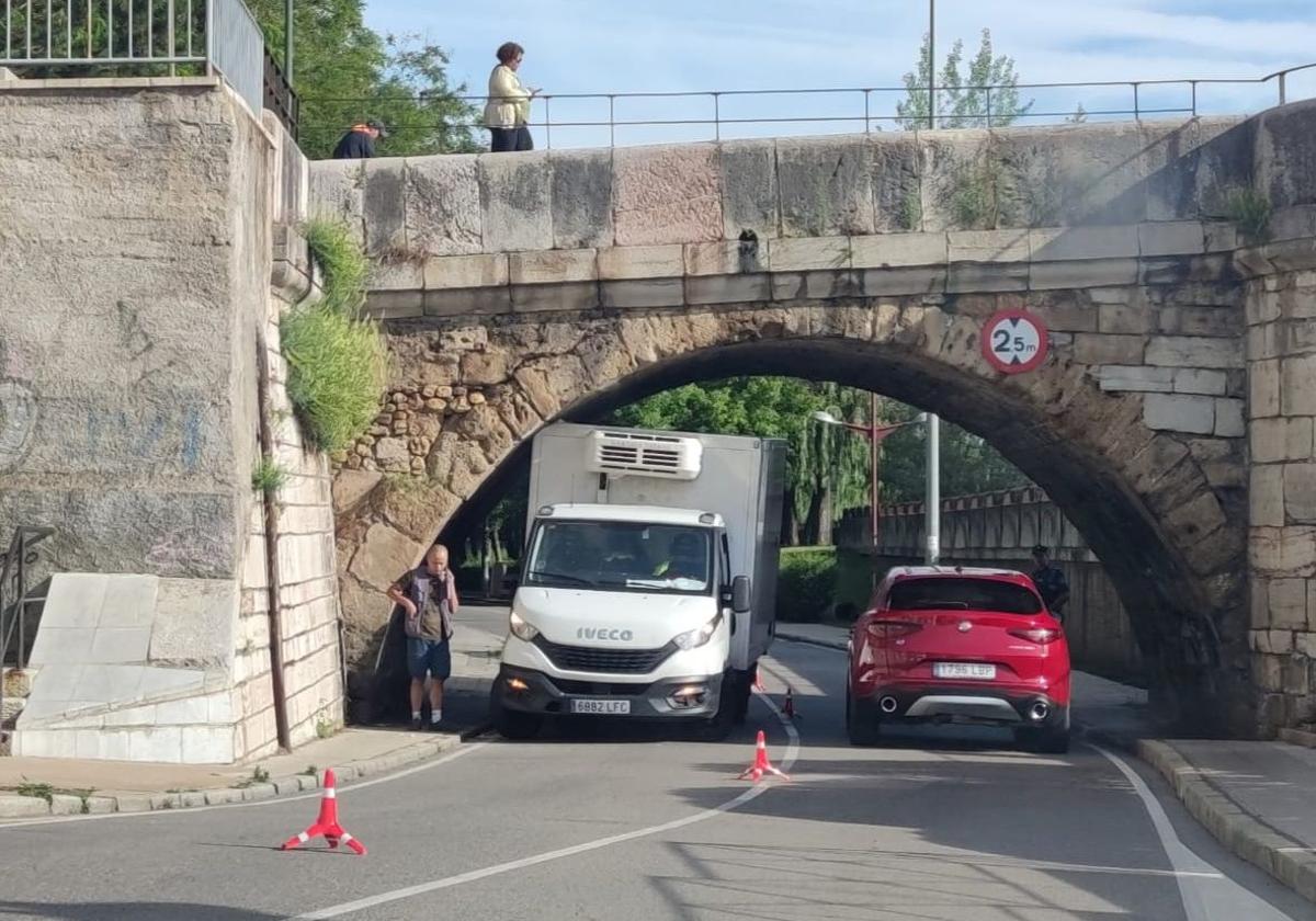 Imagen del vehículo pesado encajado en el Puente de San Marcos este miércoles.