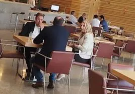 Iván Alonso (Coalición), Marco Morala (PP) y Patricia González (Vox) participan en una cumbre en la cafetería de las Cortes de Valladolid este miércoles.