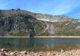 Los planes que no te puedes perder este fin de semana en León, como realizar una ruta por el Lago Ausente.