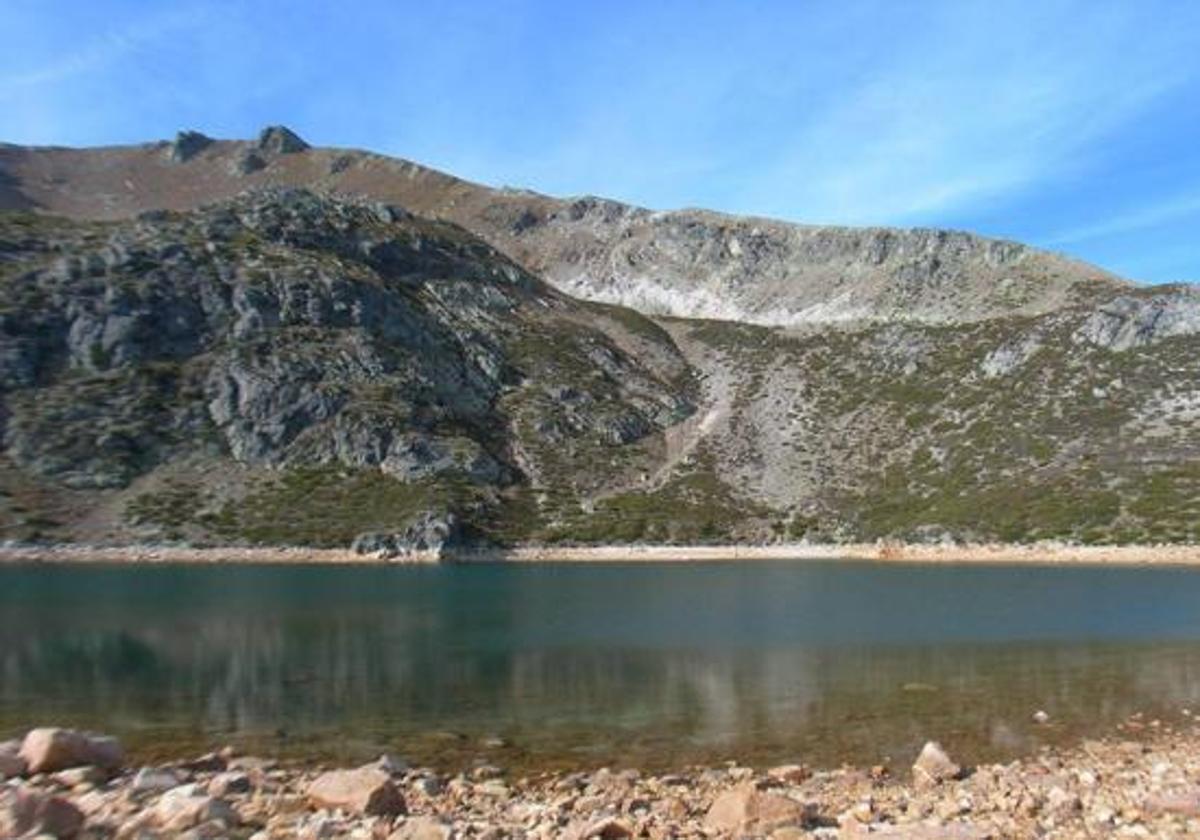 Los planes que no te puedes perder este fin de semana en León, como realizar una ruta por el Lago Ausente.