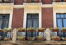 Imagen de los maceteros de geranios instalados en uno de los balcones de la calle Ancha.