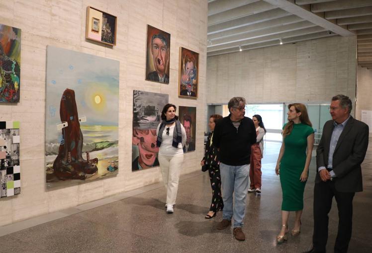 Imagen principal - Mar Sancho y Álvaro Rodríguez Fominaya recorren con Juan Ugalde su exposición en el Musac.