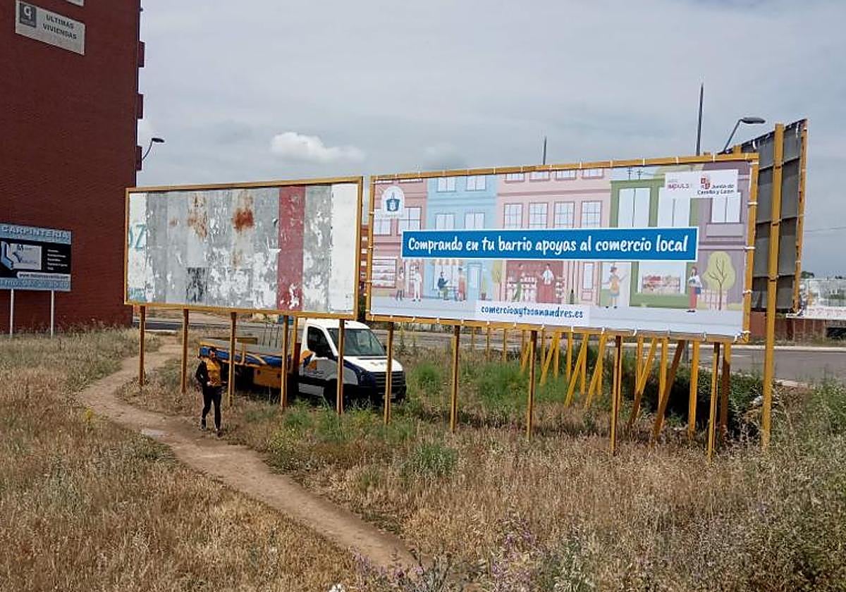 Difusión de la campaña en vallas publicitarias de 8x3 metros en distintos puntos del municipio.