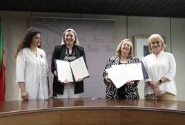 La consejera de Familia e Igualdad de Oportunidades, Isabel Blanco, firma un convenio de colaboración con la Unión de Asociaciones del Pueblo Saharaui para regular las estancias temporales por motivos educativos y sanitarios y el programa 'Vacaciones en Paz'.