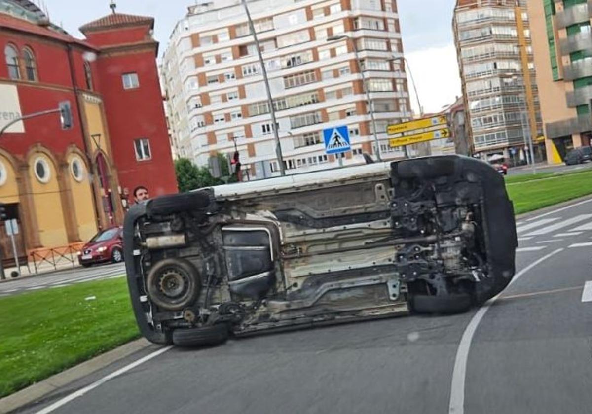 Imagen del coche volcado en las inmediaciones de la Plaza de Toros de León.