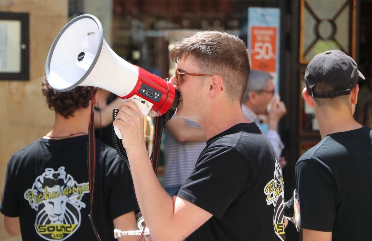 Las peñas anuncian la llegada de las fiestas