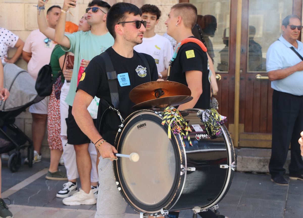 Las peñas anuncian la llegada de las fiestas