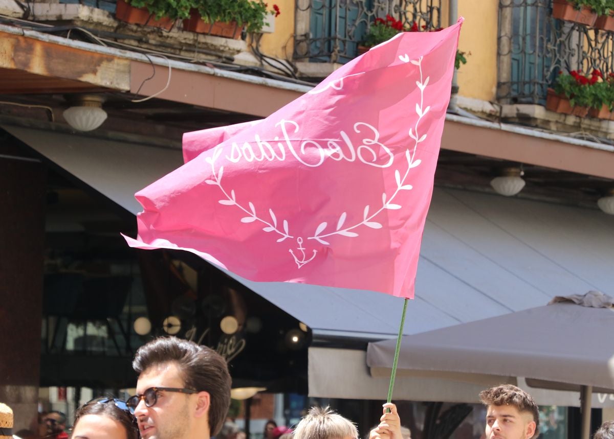 Las peñas anuncian la llegada de las fiestas