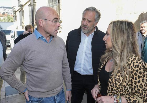 El vicepresidente primero de Acción Política de Vox, Jorge Buxadé, participa en un desayuno con afiliados y simpatizantes en León. Junto a él, la candidata a la Alcaldía, Blanca Herreros y el presidente de las Cortes, Carlos Pollán