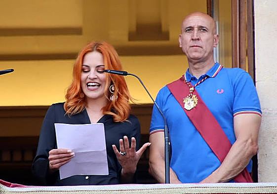 La astronauta Sara García da el pregón de las fiestas de León con el alcalde, José Antonio Díez.