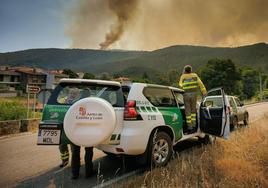 Agentes medioambientales de Castilla y León, en un incendio forestal.