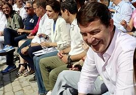 El presidente de la Junta Alfonso Fernández Mañueco, asiste al acto del PP en el madrileño parque del Retiro.