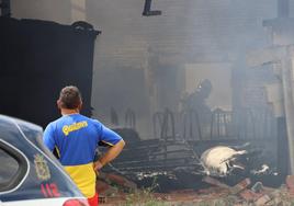 Bomberos y Policía Local en un incendio en Trobajo del Cerecedo este lunes.