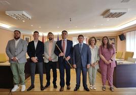 Nuevo equipo de Gobierno en Valencia de Don Juan con Ricardo Barrientos (UPL), en el centro de la imagen con la vara de alcalde.