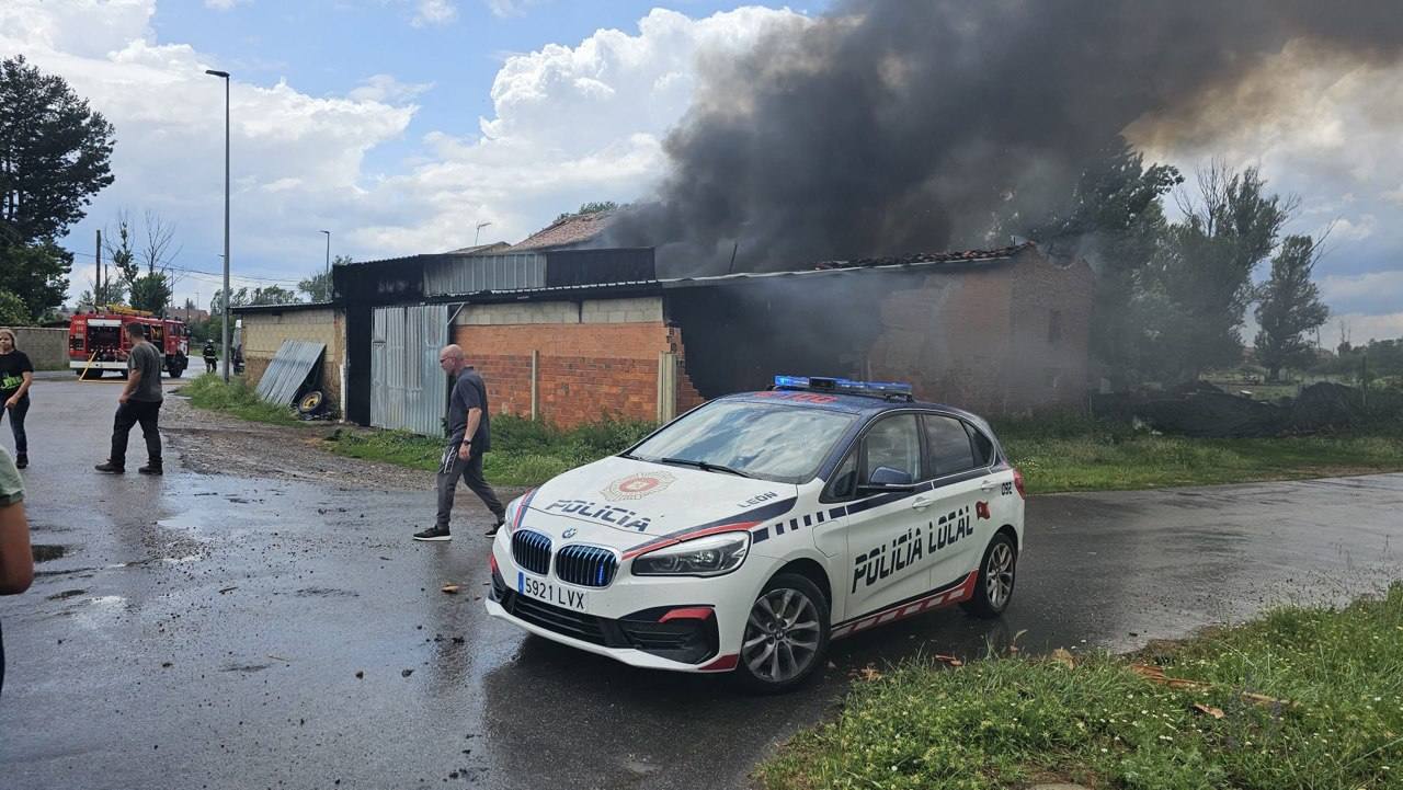 Incendio por un rayo en una nave