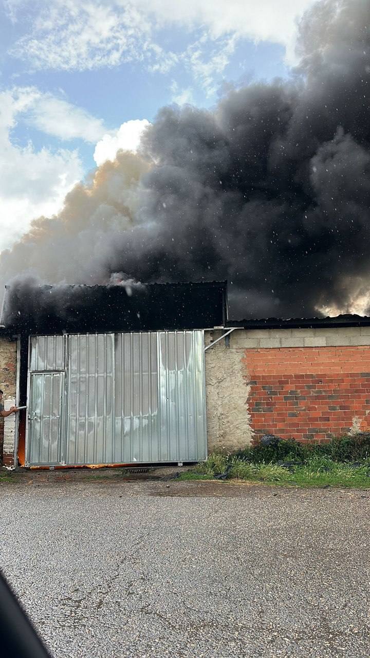 Incendio por un rayo en una nave