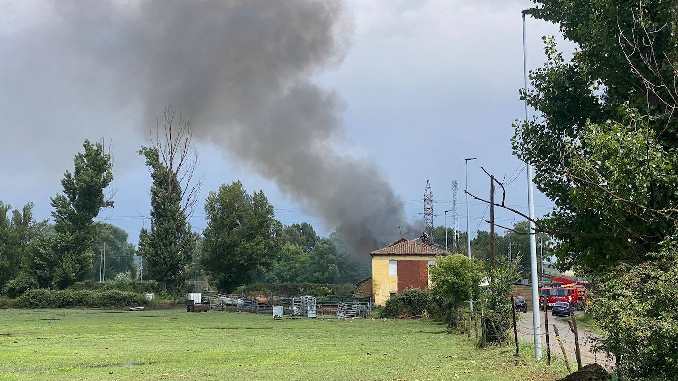 Incendio por un rayo en una nave