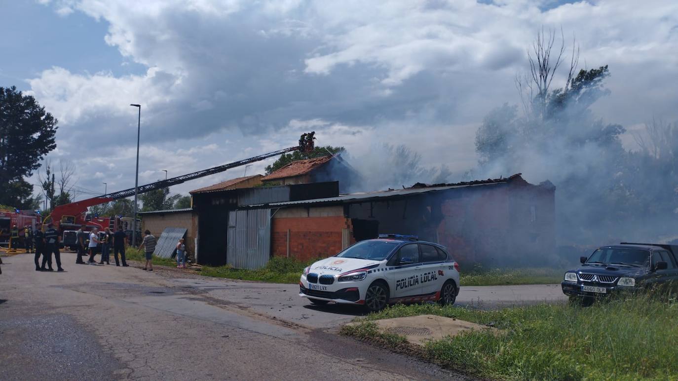 Incendio por un rayo en una nave