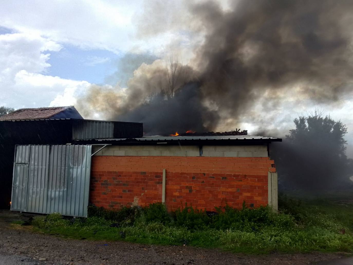 Incendio por un rayo en una nave