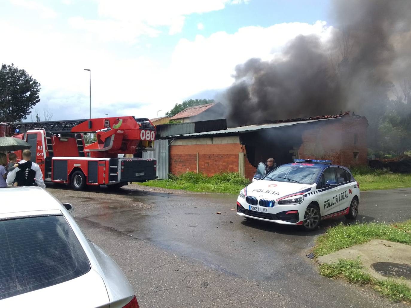 Incendio por un rayo en una nave