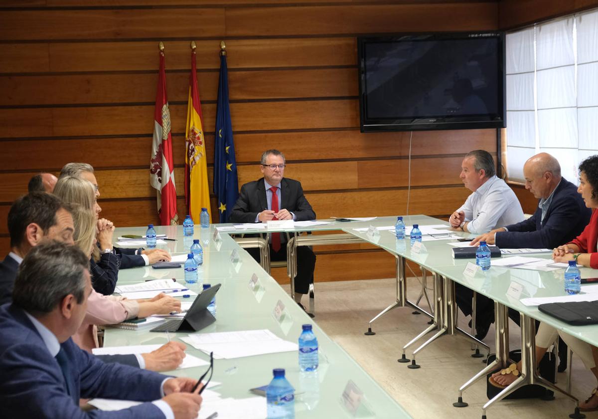 El consejero de Agricultura, Ganadería y Desarrollo Rural, Gerardo Dueñas, preside la reunión del Consejo Agrario de Castilla y León.