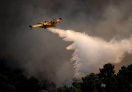 Un hidroavión colabora en la extinción de un incendio.