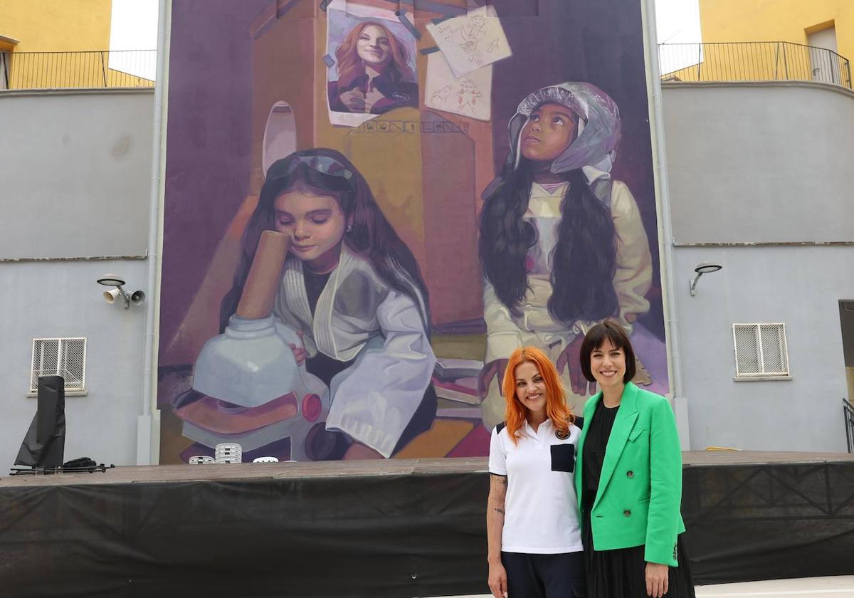 Sara García, la astronauta leonesa, con la ministra de Ciencia e Innovación, Diana Morant.