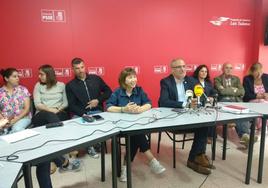 El portavoz municipal del PSOE y exalcalde, Olegario Ramón, compareció acompañado por sus concejales.